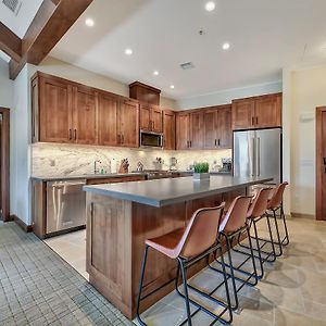 Deluxe Three-Bedroom Apartment